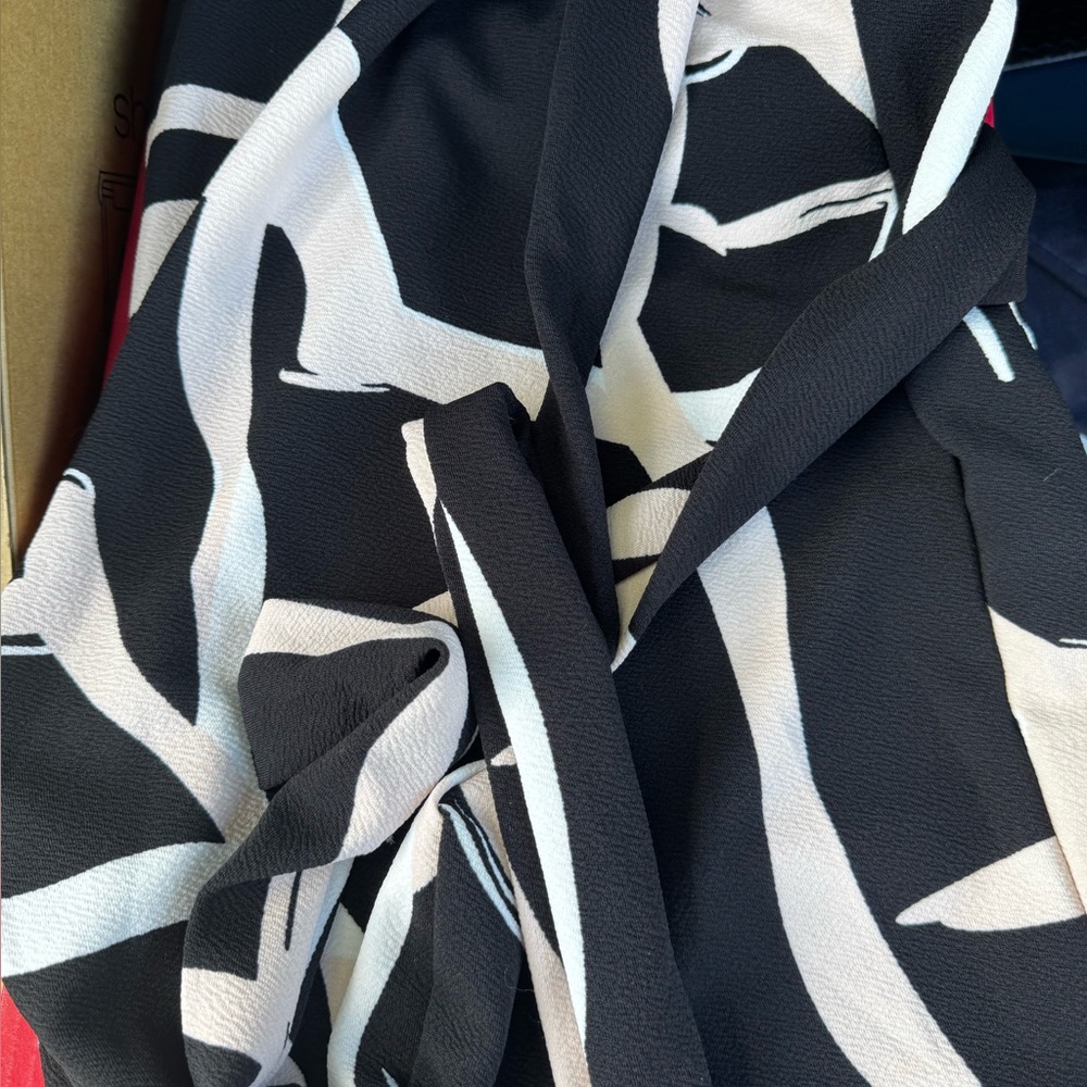 Black & White Abstract Print pants they are not wide leg
